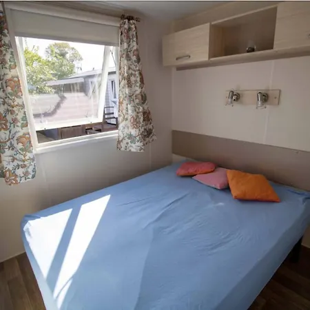 Сasa de vacaciones Little House With A Garden In *